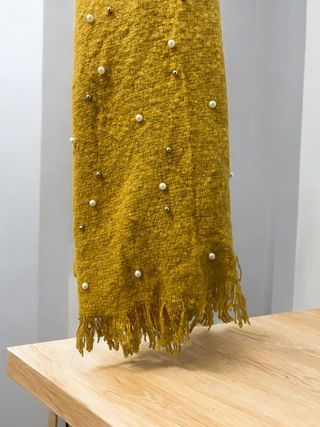 Bufanda pelito mostaza con perlas
