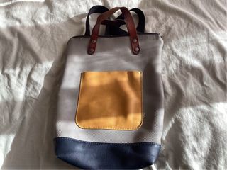 Mochila Daniel Chong gris, azul y amarilla