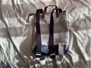 Mochila Daniel Chong gris, azul y amarilla