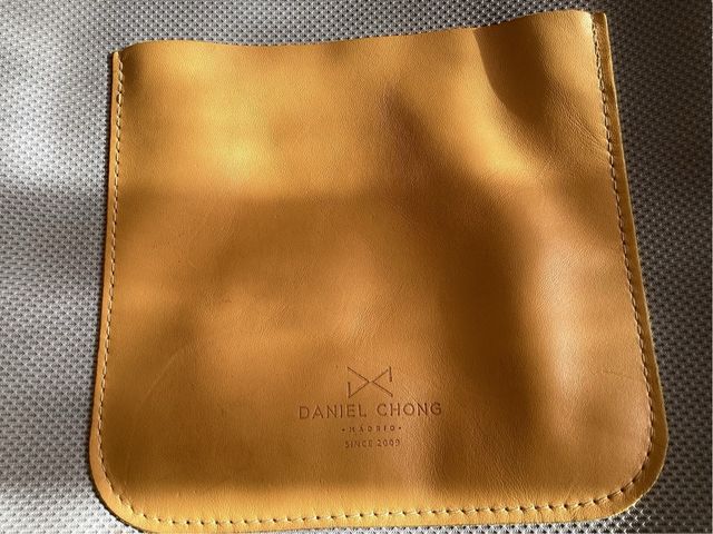 Mochila Daniel Chong gris, azul y amarilla