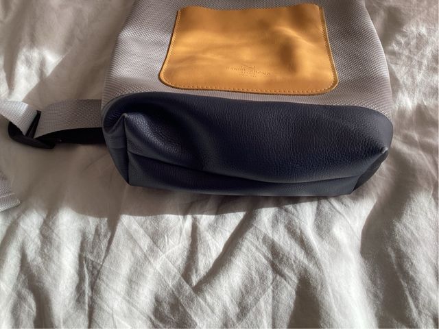 Mochila Daniel Chong gris, azul y amarilla