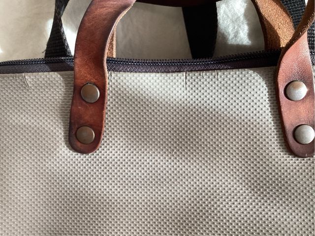 Mochila Daniel Chong gris, azul y amarilla