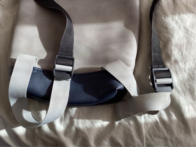 Mochila Daniel Chong gris, azul y amarilla