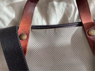 Mochila Daniel Chong gris, azul y amarilla