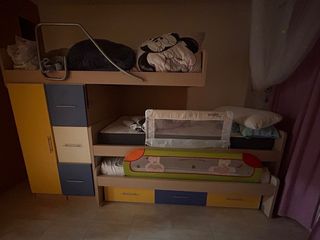 Letto a castello triplo con armadio e cassettiera