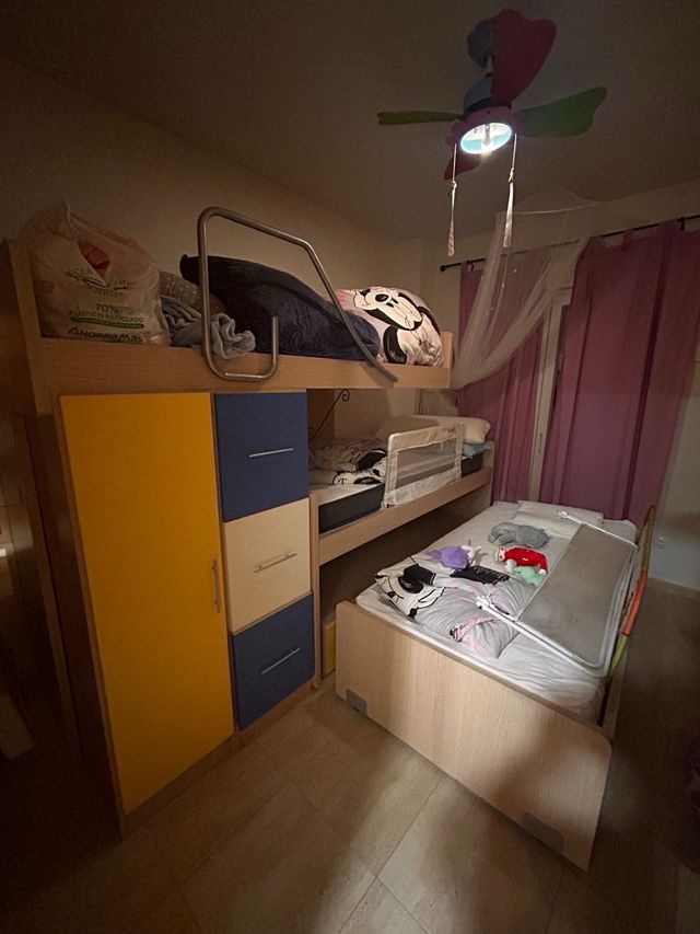 Cama litera tripla com guarda-roupa e gaveteiro