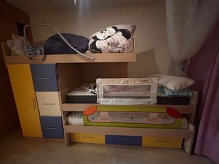 Letto a castello triplo con armadio e cassettiera