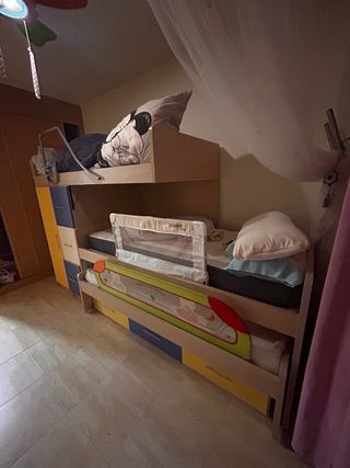 Letto a castello triplo con armadio e cassettiera