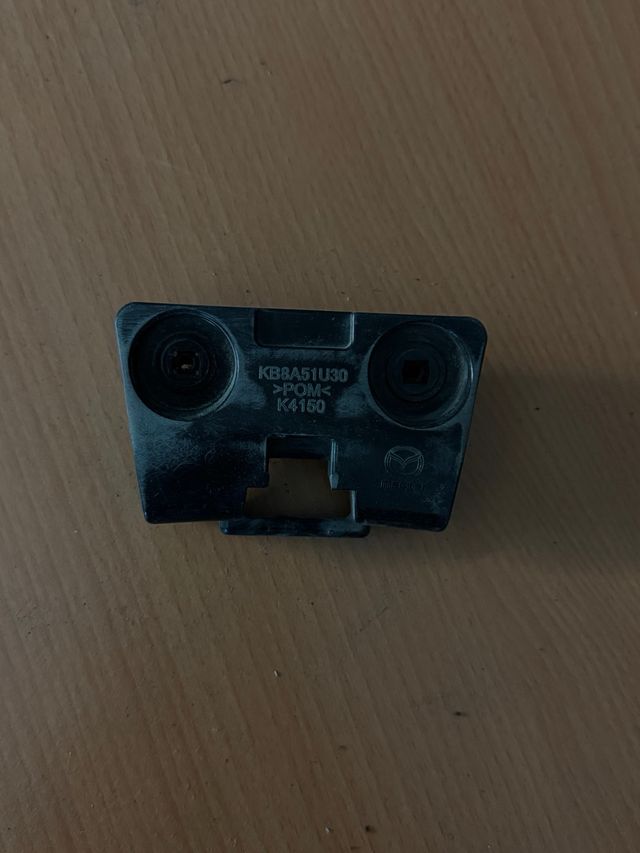 Soporte de montaje del parachoques KB8A51U30