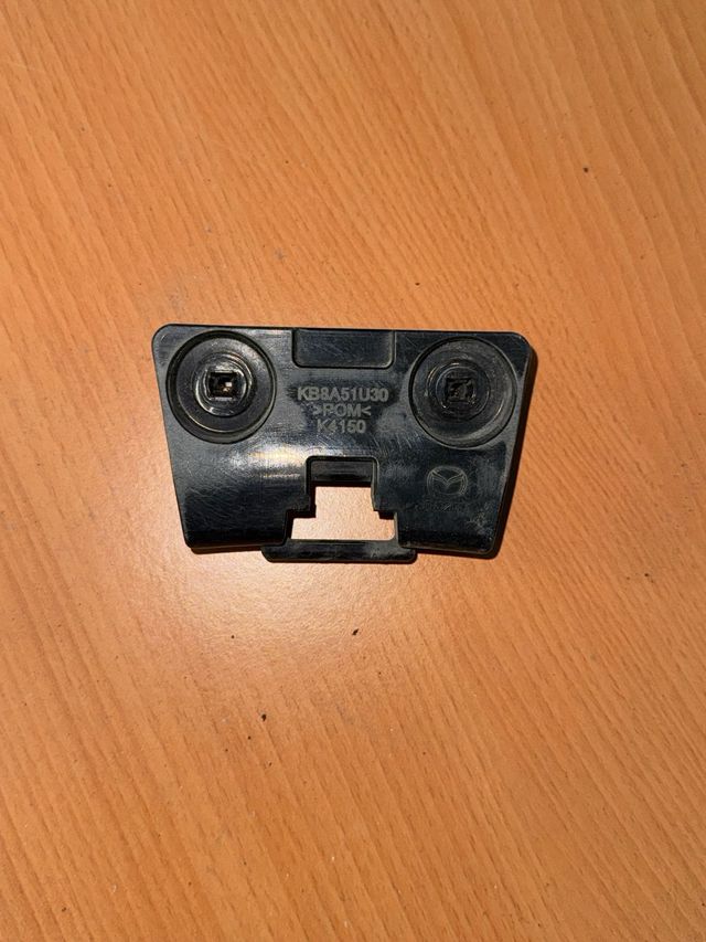 Soporte de montaje del parachoques KB8A51U30