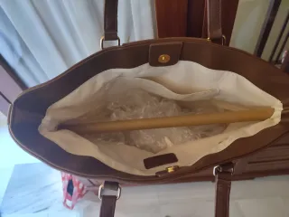 Bolso de mano beige y marrón