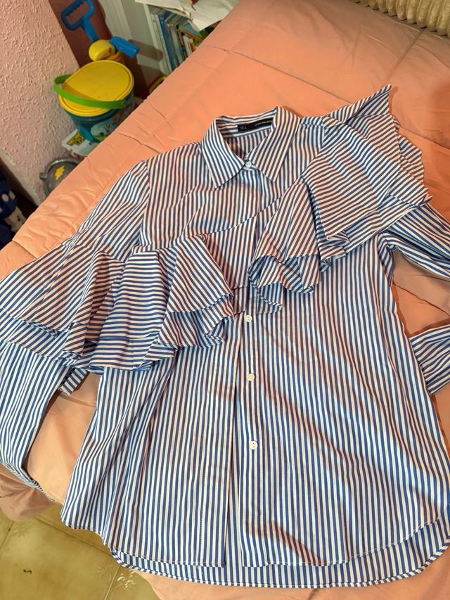 Camisa  a rayas con volantes