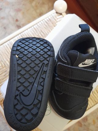Zapatillas Nike Bebé Negras Velcro talla 20-21