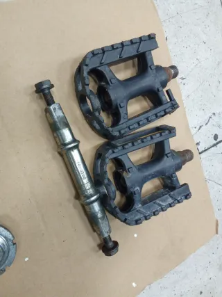 Pedales, eje y platos de bicicleta