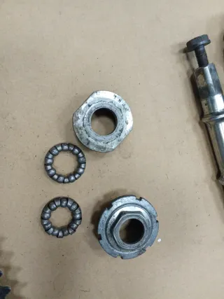 Pedales, eje y platos de bicicleta