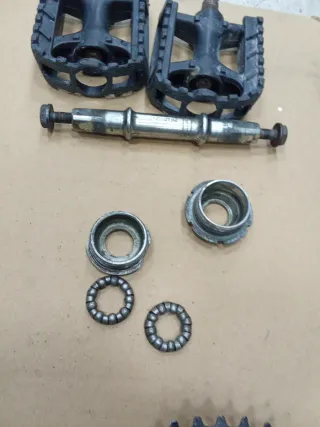 Pedales, eje y platos de bicicleta