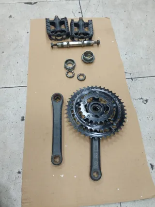 Pedales, eje y platos de bicicleta