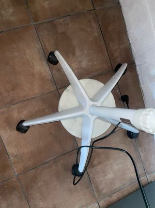 Lámpara con lupa y base con ruedas