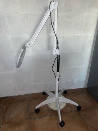 Lámpara con lupa y base con ruedas