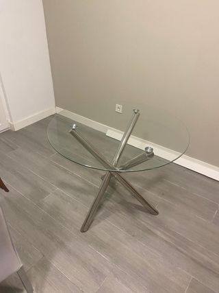 Tavolo in vetro con gambe in acciaio inossidabile