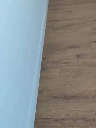 Instalación de tarima e rodapié.