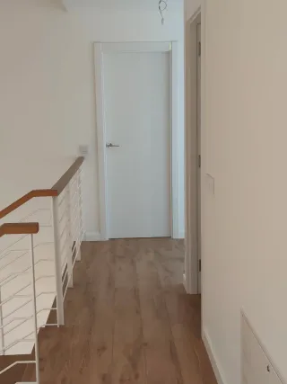 Instalación de tarima e rodapié.