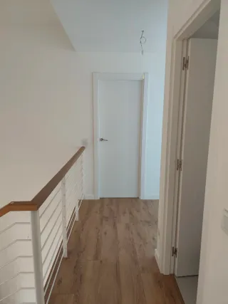 Instalación de tarima e rodapié.