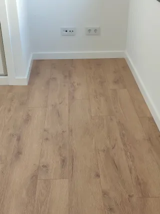 Instalación de tarima e rodapié.