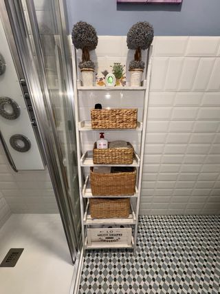 Estantería Escalera 40€ , con los cajones 47€