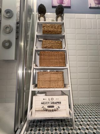 Estantería Escalera 40€ , con los cajones 47€