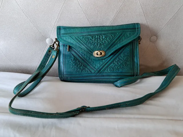 Bolso bandolera verde azulado con relieve