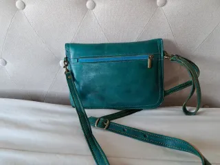 Bolso bandolera verde azulado con relieve