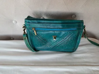 Bolso bandolera verde azulado con relieve