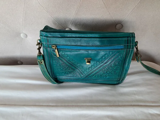 Bolso bandolera verde azulado con relieve