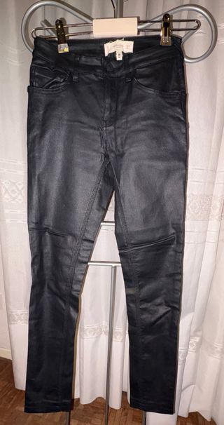 Pantalón Mango efecto cuero negro