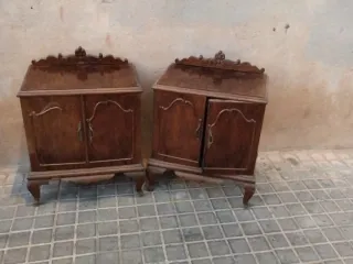 Coppia di comodini in legno antico