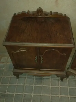 Coppia di comodini in legno antico