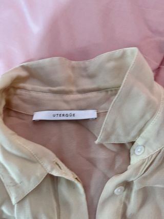 Camisa beige y blanca con flores