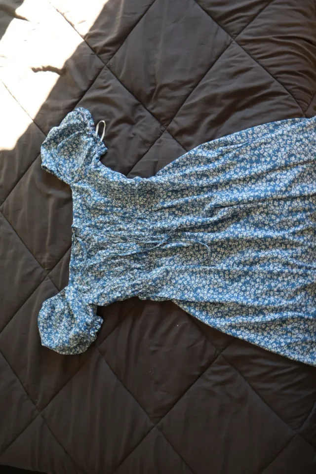 Vestido azul con florecitas