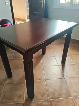 Mesa de salón de madera oscura