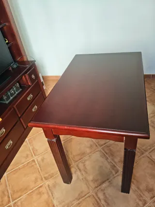 Mesa de salón de madera oscura