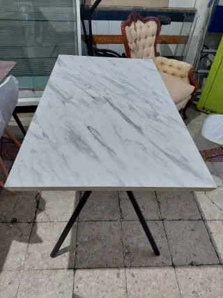 Mesa estilo mármol gris y blanco