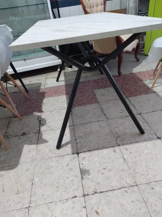 Mesa estilo mármol gris y blanco