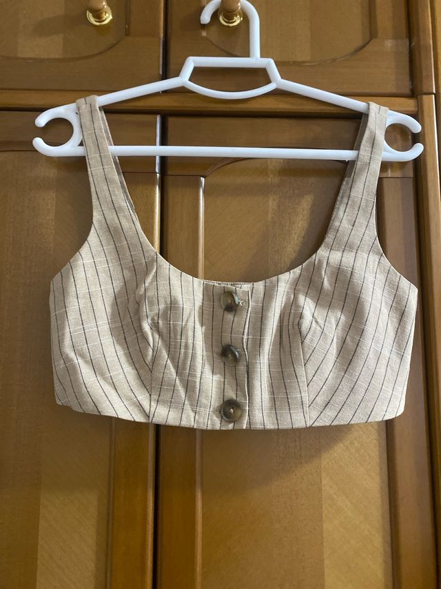 Top corto beige con botones