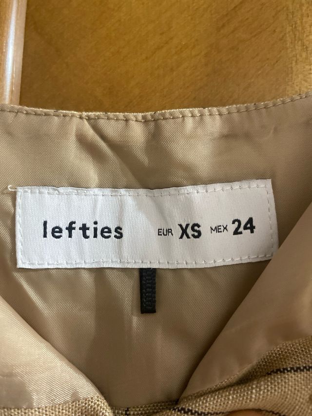 Top corto beige con botones