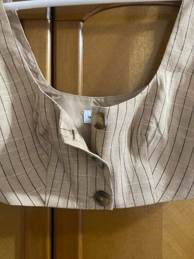 Top corto beige con botones