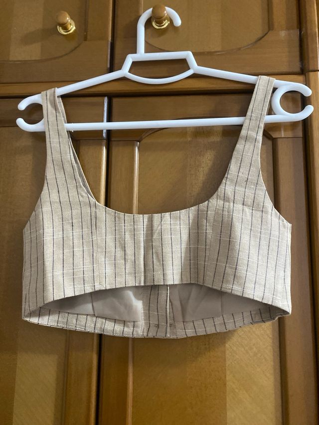 Top corto beige con botones