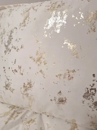 Edredom Veludo Dourado e Branco com almofadas