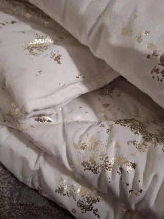 Edredom Veludo Dourado e Branco com almofadas