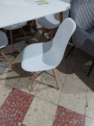 Mesa de cocina blanca con 4 sillas